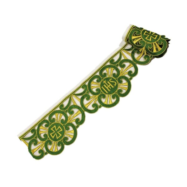 Bordura verde intagliata con croce dorata 14,6 cm in raso